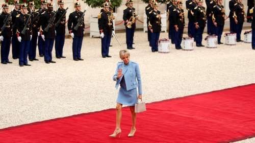 Μπριζίτ Μακρόν: Aπαστράπτουσα στο προεδρικό η νέα πρώτη κυρία της Γαλλίας