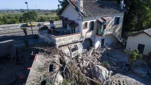 Ετοιμόρροπο το σπίτι που χτυπήθηκε από το τρένο στο Αδενδρο - Φωτογραφίες