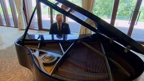 Ο Πούτιν έπαιξε πιάνο... φάλτσα - Τί δικαιολογία επικαλέστηκε