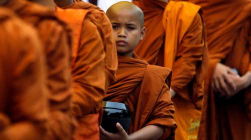 Οι πιστοί γιορτάζουν την πανσέληνο του Βούδα -φωτό