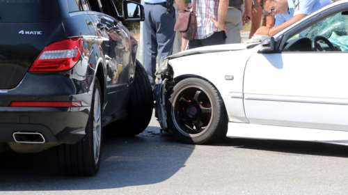 Πάτρα: Τράκαραν, τσακώθηκαν και ο ένας έβγαλε...τρυπάνι