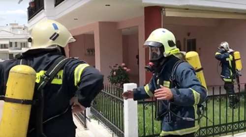 Πυροσβέστες βγάζουν ηλικιωμένη από φλεγόμενο διαμέρισμα -vid