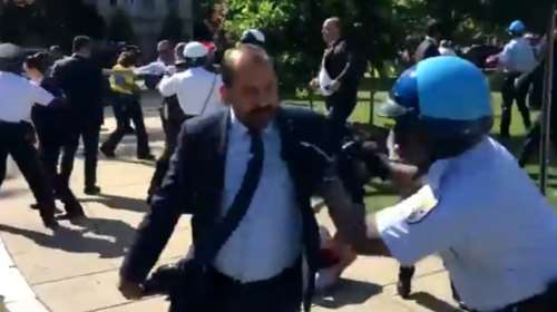 Αγρια επίθεση της ασφάλειας του Ερντογάν κατά διαδηλωτών