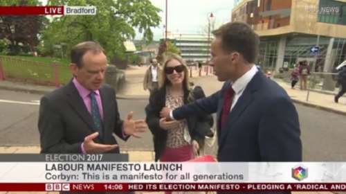 Σάλος! Ρεπόρτερ έπιασε το στήθος γυναίκας σε ρεπορτάζ