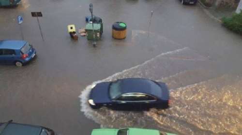 &quot;Ποτάμια&quot; οι δρόμοι της Καστοριάς μετά τη δυνατή βροχή (ΦΩΤΟ)