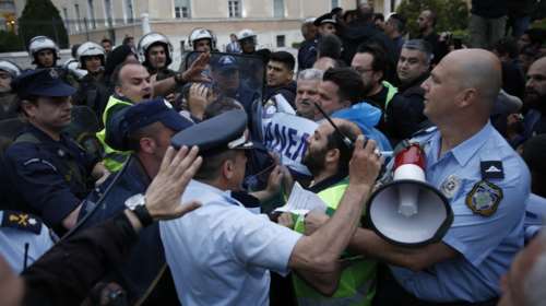 Σε κλοιό αστυνομικών, λιμενικών και πυροσβεστών η Βουλή -φωτό