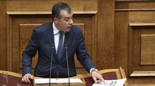 Θεοδωράκης: Στην Ελλάδα τα μνημόνια πήγαν σετάκι με τα ψέματα