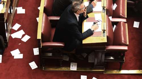 Μέλη της ΛΑΕ έριξαν φέι βολάν από τα θεωρεία της Βουλής