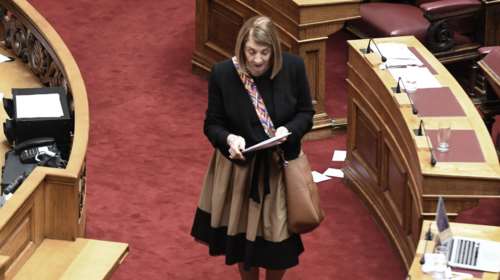 «Αντάρτισσα» η Χριστοδουλοπούλου: Ψήφισε «παρών» στο άρθρο 56