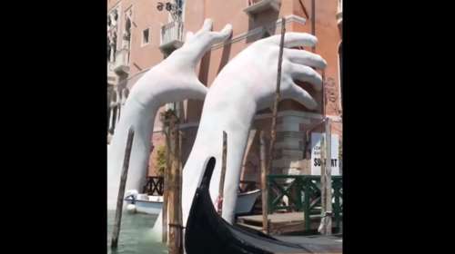 Γιγαντιαία χέρια αναδύονται από τα κανάλια της Βενετίας- Βίντεο