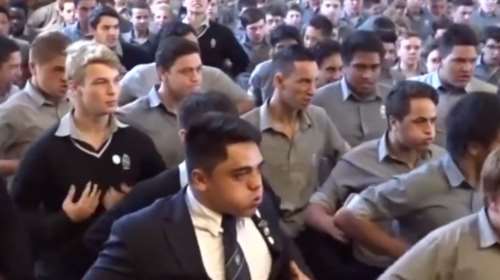 Το επικό αντίο μαθητών στον καθηγητή τους μετά από 30 χρόνια - βίντεο