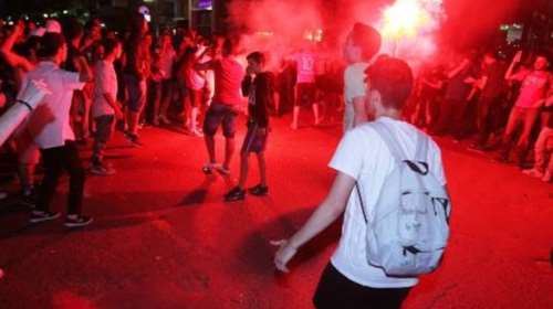 Τη... νύχτα μέρα κάνουν οπαδοί του Ολυμπιακού στο Πασαλιμάνι -φωτό