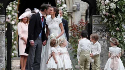 Τζέιμς-Πίπα! To πρώτο φιλί του γάμου του καλοκαιριού