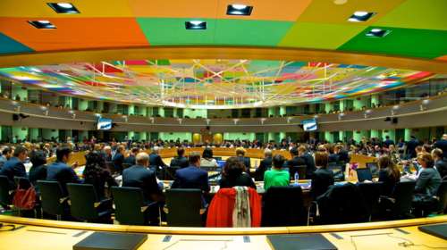 Διεργασίες και μηνύματα πριν το κρίσιμο ραντεβού της Δευτέρας