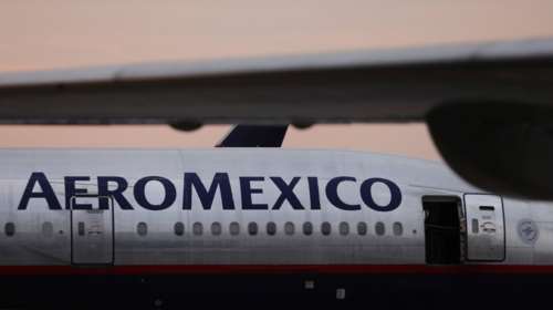 Φορτηγό συγκρούστηκε με αεροσκάφος στο αεροδρόμιο του LA