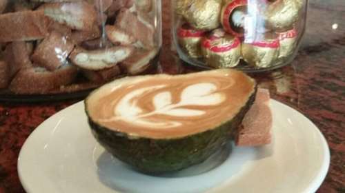 Avolatte: Αυτή είναι η νέα μόδα στον καφέ που κάνει θραύση