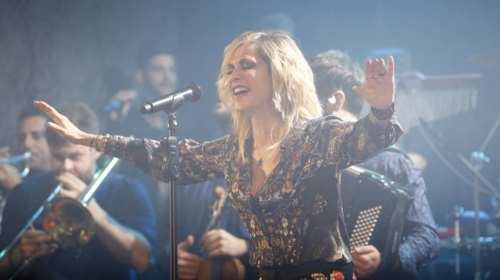 Μπουνιές, κλωτσιές και άγριο ξύλο μπροστά στα μάτια της Βίσση