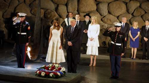 Σάλος με το &quot;εφηβικό&quot; σημείωμα Τραμπ στο Μνημείο Ολοκαυτώματος