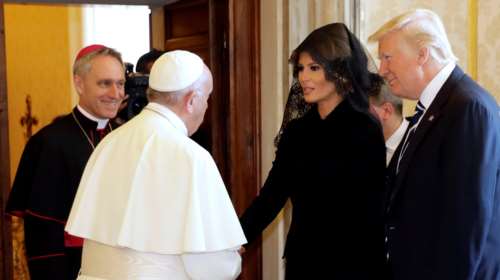 Επίσκεψη Τραμπ στο Βατικανό: Γιατί η Μελάνια φόρεσε μαύρο δαντελένιο πέπλο
