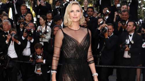 Η πανέμορφη Σαρλίζ Θερόν στις Κάννες με ημιδιάφανο δαντελένιο φόρεμα