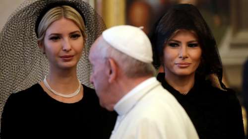 Τι απάντησε η Μελάνια στην ερώτηση του Πάπα: «Τι ταΐζεις τον Τραμπ;»