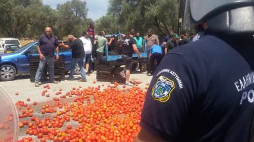 Με ντομάτες στο δρόμο υποδέχθηκαν οι αγρότες τον υπουργό