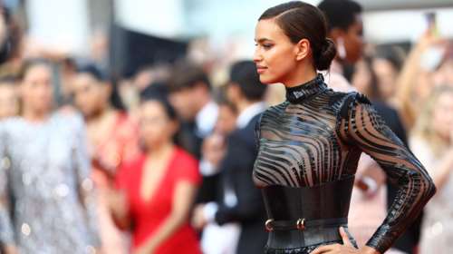 Η καλλονή Ιρίνα Σάικ με εφαρμοστή τουαλέτα δύο μήνες μετά τη γέννα