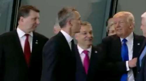 O Τραμπ σπρώχνει τους ηγέτες του ΝΑΤΟ για να βγει μπροστά! -βίντεο
