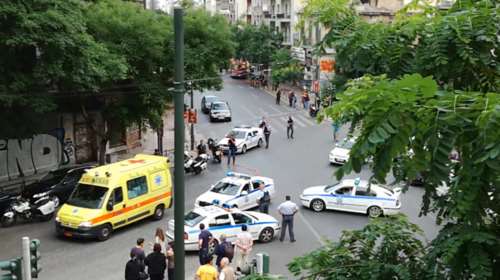 Η μεταφορά των τραυματιών μετά την επίθεση στον Παπαδήμο [Εικόνες]