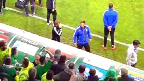 Η στιγμή που ο οπαδός του ΠΑΟ πετά την μπύρα στον &#39;Ίβιτς (ΦΩΤΟ)