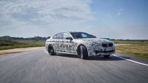 Η νέα BMW M5 με M xDrive είναι τρισυπόστατη και σχεδόν θεϊκή!