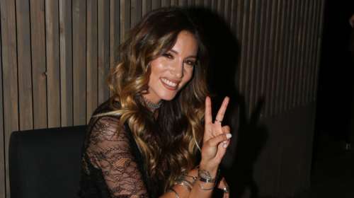 Η Αθηνά Οικονομάκου με διάφανη τουαλέτα στο κόκκινο χαλί των Καννών