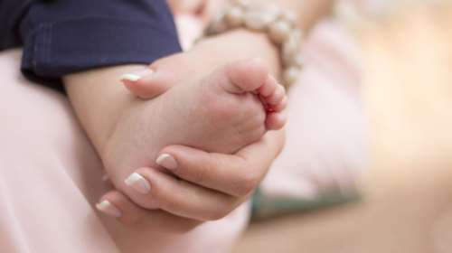 Τραγωδία: Μωρό 7 μηνών πέθανε στο αμάξι που το είχαν αφήσει