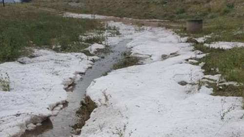 Χιονισμένο… τοπίο τα Φάρσαλα από το χαλάζι που έπεσε