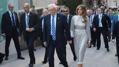 H Μελάνια δεν γλίτωσε από την «αρπαγή» του Τραμπ