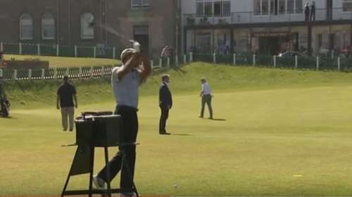 Ο Μπαράκ Ομπάμα παίζει γκολφ και οι φαν παραληρούν [Βίντεο]