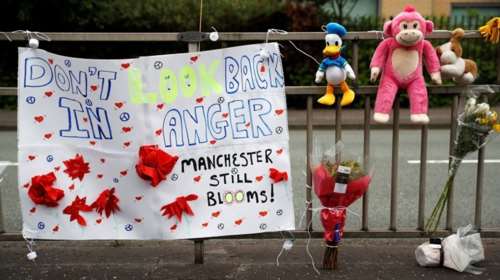 Λουλούδια και μπαλόνια - Τιμή στα θύματα του Μάντσεστερ (ΦΩΤΟ)