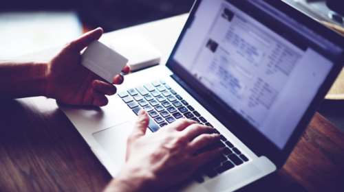 Τι αλλάζει στις online μεταφορές χρημάτων από 500 € και άνω