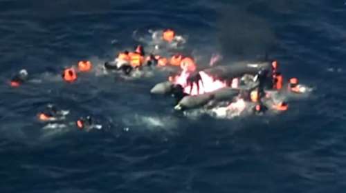Δραματική διάσωση προσφύγων από μια βάρκα που τυλίχθηκε στις φλόγες- Βίντεο