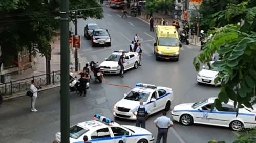 Eπίθεση σε Παπαδήμο: Πεταμένο για 24 ώρες στο πεζοδρόμιο το τρομοπακέτο