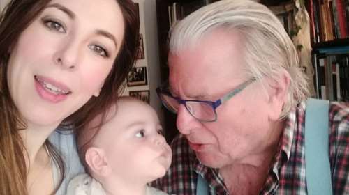 Ο γιος του Κώστα Βουτσά μεγάλωσε και σκαρφαλώνει στο γραφείο του [Φωτο]