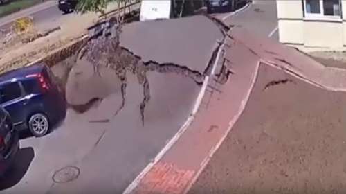 Βίντεο-σοκ: Έκρηξη νερού σηκώνει την άσφαλτο στον αέρα!