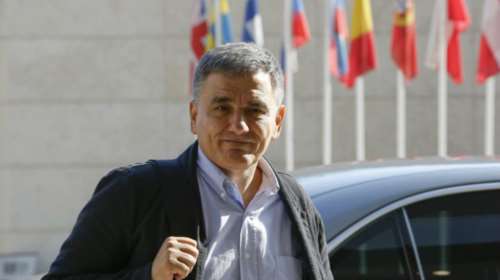 Φρανκφούρτη: Αποστολή «εκτός έδρας» με το βλέμμα στο χρέος