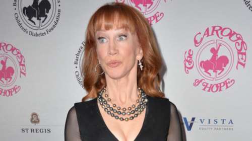 Σάλος με φωτογραφία κωμικού-Κρατά το κομμένο κεφάλι του Τραμπ