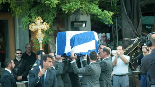Συγκίνηση και σιωπή στην άφιξη της σορού του Κωνσταντίνου Μητσοτάκη