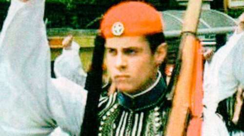 Ποιος δημοφιλής παίκτης του Survivor είναι ο Εύζωνας της φωτογραφίας;