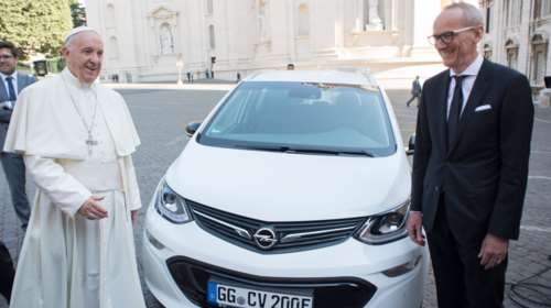 Η Opel έβαλε τον Πάπα Φραγκίσκο και το Βατικανό στην πρίζα!