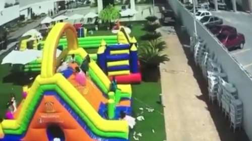 Η τρομακτική στιγμή που άνεμος παρασέρνει φουσκωτό με παιδιά -βιντεο