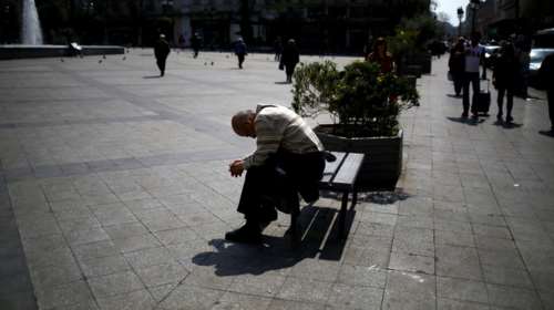 Ανάπτυξη στα χαρτιά, «ασφυξία» στην πραγματική οικονομία
