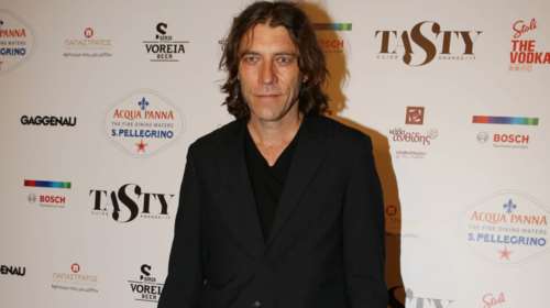 Κι όμως είναι ο Γιάννης Στάνκογλου γυμνός σε εικόνα του 1995